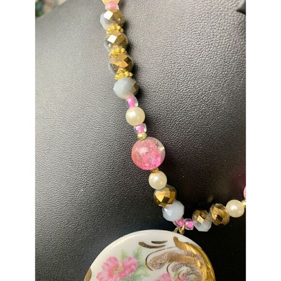 D Riddle hand painted Floral pendant with beaded Necklace, in Gold - Picture 4 of 4